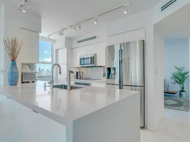 Apartment for rent  Unit #1702 - photo 7511520