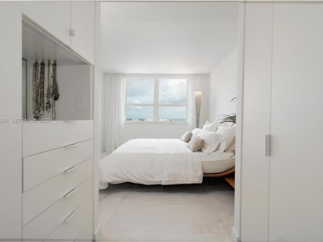 Apartment for rent  Unit #1702 - photo 7511529