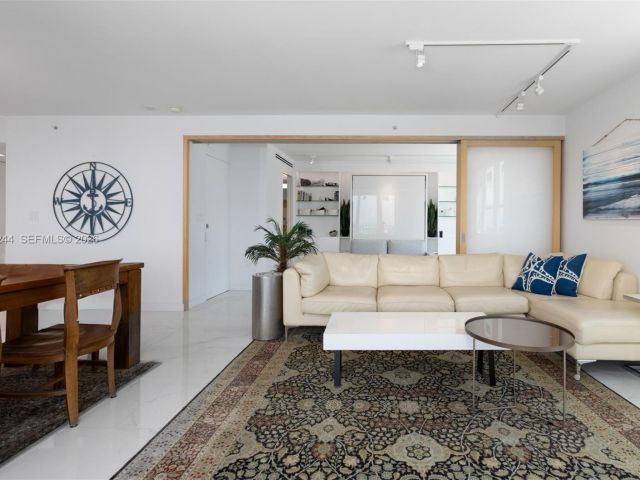 Apartment for rent  Unit #1702 - photo 7511530