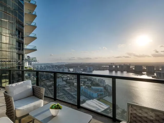 3-bedroom condo for sale in Sunny Isles Beach - 18555 Collins Ave 5003 - MondialRealty