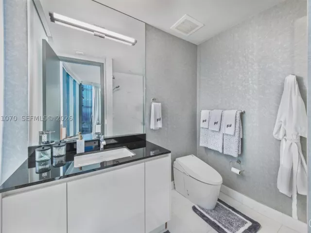 3-bedroom condo for sale in Sunny Isles Beach - 18555 Collins Ave 5003 - MondialRealty