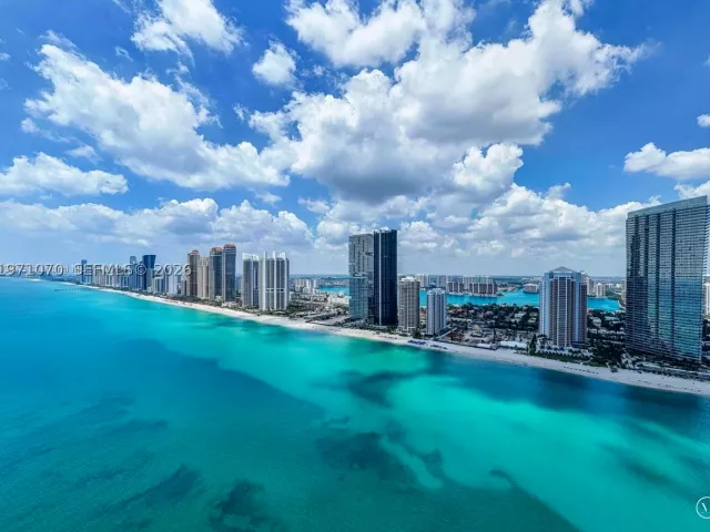 3-bedroom condo for sale in Sunny Isles Beach - 18555 Collins Ave 5003 - MondialRealty