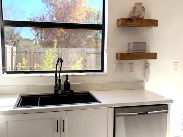 3-bedroom home for sale in Miami - 14724 SW 181st Ter - MondialRealty