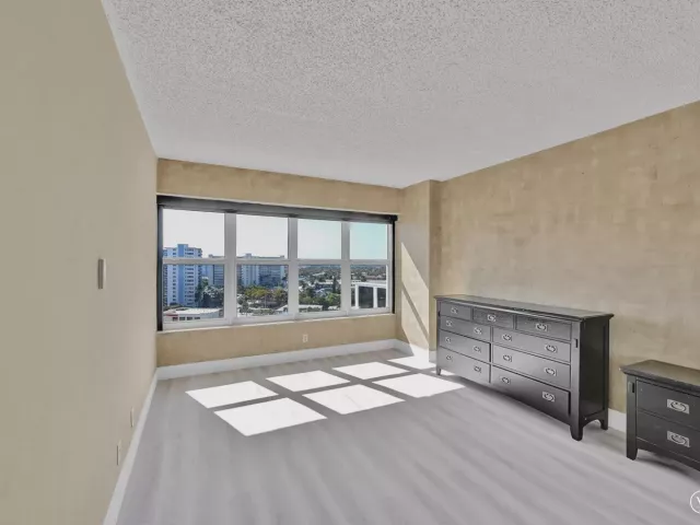 3-bedroom condo for sale in Fort Lauderdale - 3700 Galt Ocean Drive 1215 - MondialRealty