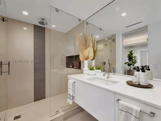 4-bedroom condo for sale in Key Biscayne - 199 Ocean Lane Dr 401 - MondialRealty