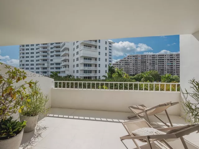 4-bedroom condo for sale in Key Biscayne - 199 Ocean Lane Dr 401 - MondialRealty