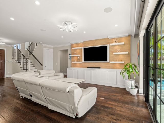 Home for sale at 2512 SE 9th St - photo 7521664