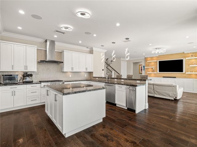 Home for sale at 2512 SE 9th St - photo 7521671