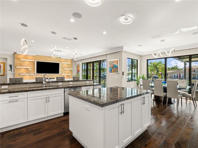 Home for sale at 2512 SE 9th St - photo 7521672