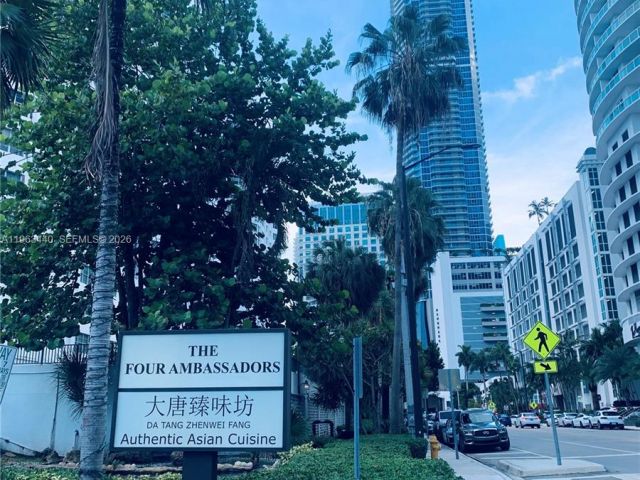 2-bedroom condo for rent in Miami - 801 Brickell Bay Dr 1470 - MondialRealty