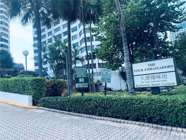 2-bedroom condo for rent in Miami - 801 Brickell Bay Dr 1470 - MondialRealty