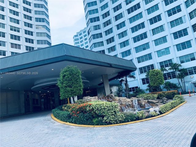 2-bedroom condo for rent in Miami - 801 Brickell Bay Dr 1470 - MondialRealty