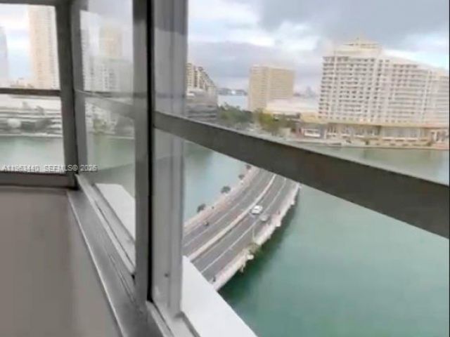 2-bedroom condo for rent in Miami - 801 Brickell Bay Dr 1470 - MondialRealty