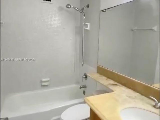 2-bedroom condo for rent in Miami - 801 Brickell Bay Dr 1470 - MondialRealty