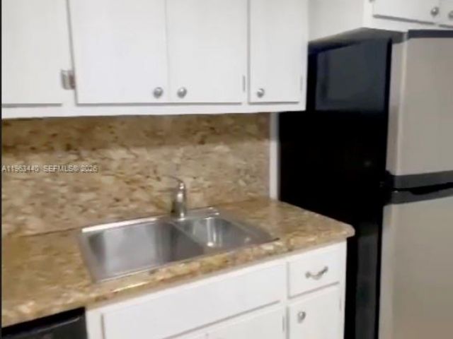 2-bedroom condo for rent in Miami - 801 Brickell Bay Dr 1470 - MondialRealty