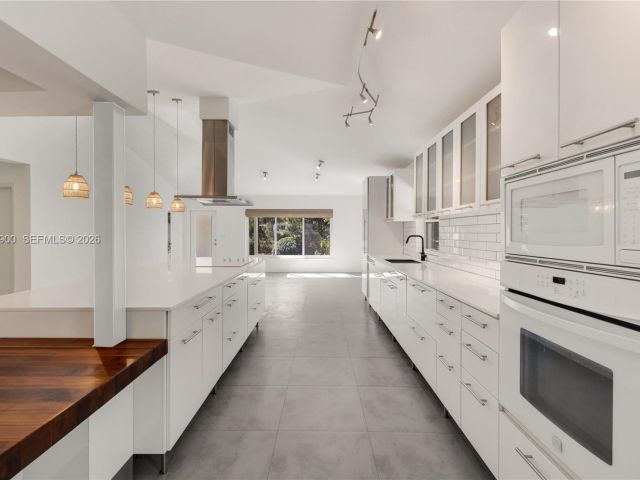 Home for rent at 801 NE 118th St - photo 7504759