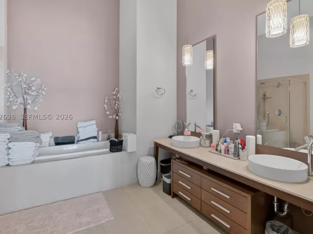 3-bedroom condo for sale in Miami - 495 Brickell avenue 2201 - MondialRealty