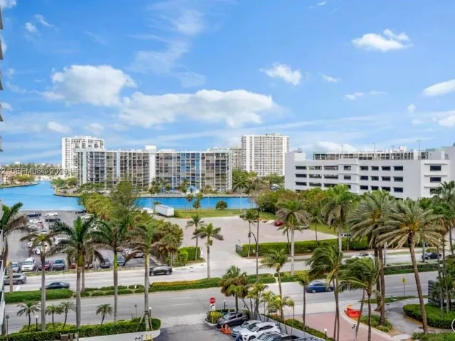 2-bedroom condo for rent in Hollywood - 3725 S Ocean Dr 719 - MondialRealty