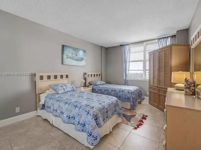 2-bedroom condo for rent in Hollywood - 3725 S Ocean Dr 719 - MondialRealty