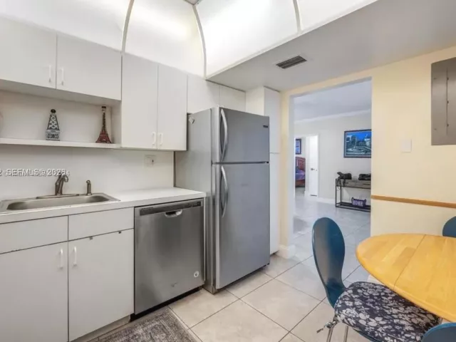 2-bedroom condo for rent in Hollywood - 3725 S Ocean Dr 719 - MondialRealty