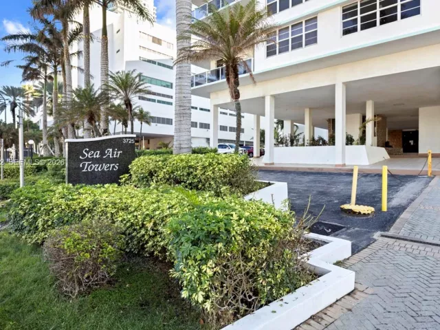 2-bedroom condo for rent in Hollywood - 3725 S Ocean Dr 719 - MondialRealty