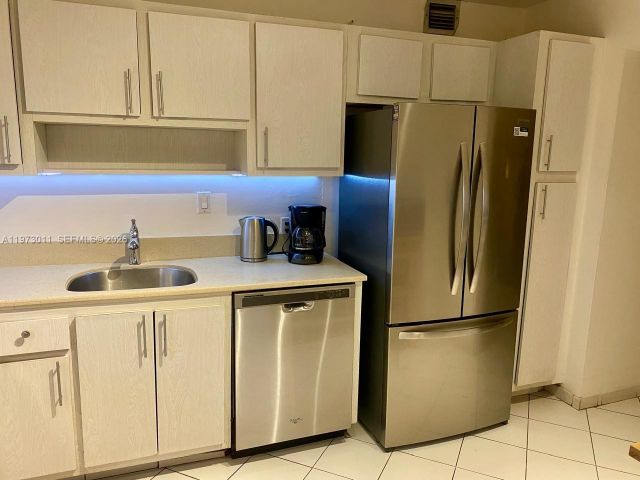 Apartment for rent  Unit #516 - photo 7484175