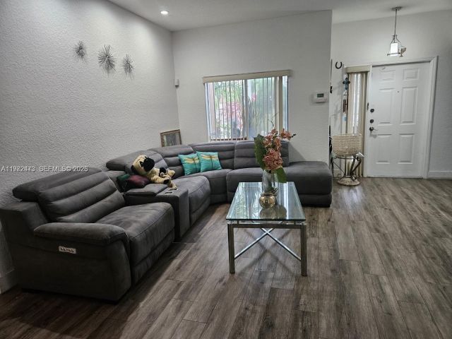 4-bedroom home for rent in Homestead - 718 SE 12th Ter . - MondialRealty