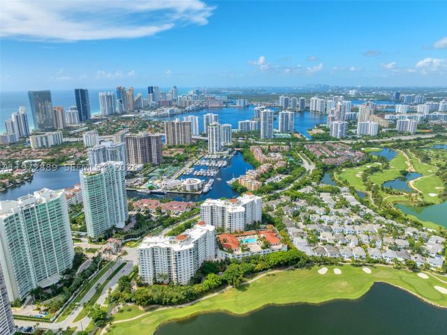 2-bedroom condo for sale in Aventura - 20000 E Country Club Dr 714 - MondialRealty