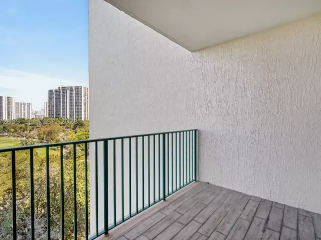 2-bedroom condo for sale in Aventura - 20000 E Country Club Dr 714 - MondialRealty