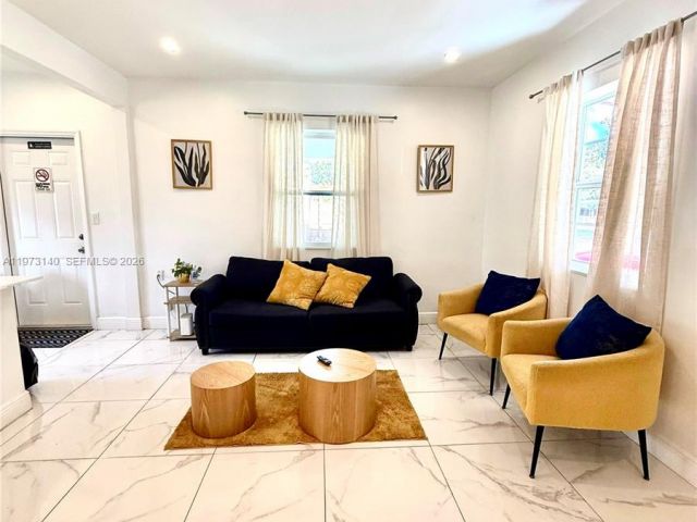 Home for rent at 133 SW 22nd Ter - photo 7483578