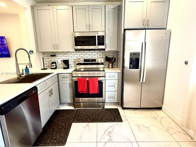 Home for rent at 133 SW 22nd Ter - photo 7483583