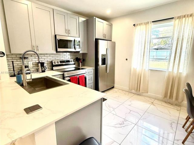 Home for rent at 133 SW 22nd Ter - photo 7483585