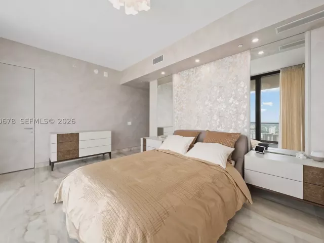 2-bedroom condo for sale in Sunny Isles Beach - 18975 Collins Ave 4505 - MondialRealty