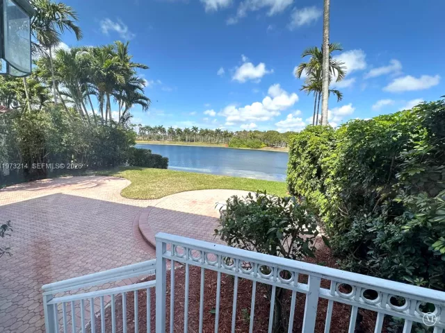 4-bedroom home for sale in Doral - 10965 NW 59th St - MondialRealty