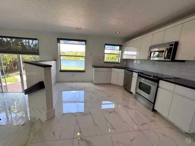 4-bedroom home for sale in Doral - 10965 NW 59th St - MondialRealty