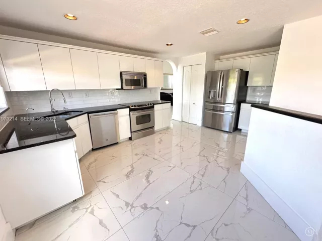 4-bedroom home for sale in Doral - 10965 NW 59th St - MondialRealty