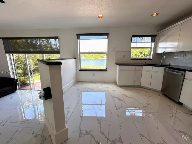 4-bedroom home for sale in Doral - 10965 NW 59th St - MondialRealty