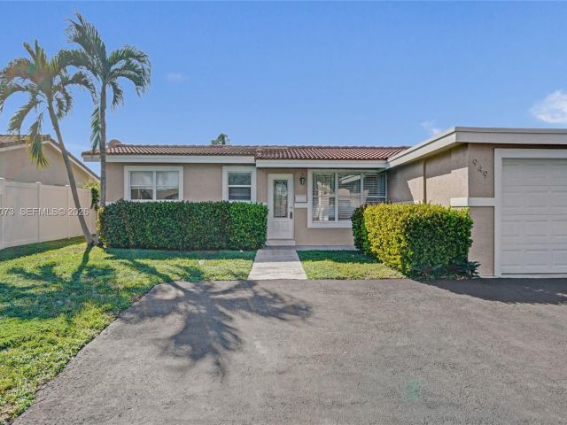 Home for rent at 949 SE 10th Ct - photo 7478543