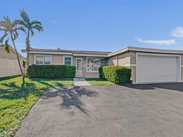 Home for rent at 949 SE 10th Ct - photo 7478544