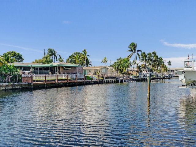 Home for rent at 949 SE 10th Ct - photo 7478545