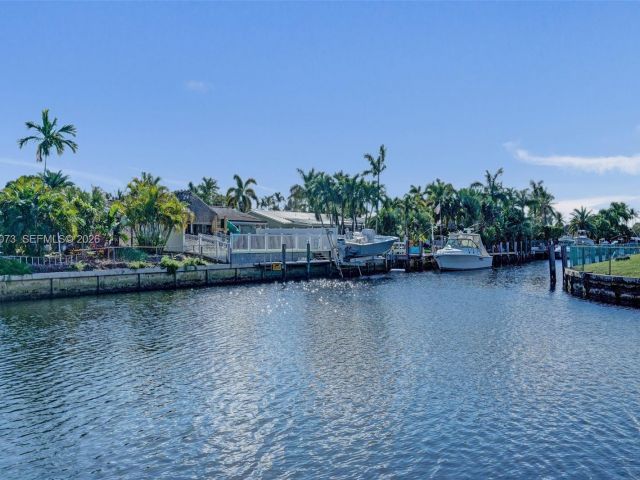 Home for rent at 949 SE 10th Ct - photo 7478546