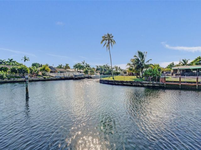 Home for rent at 949 SE 10th Ct - photo 7478547