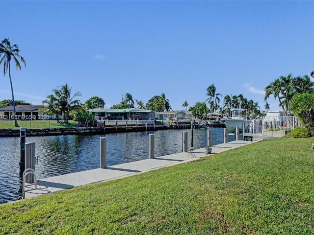 Home for rent at 949 SE 10th Ct - photo 7478548