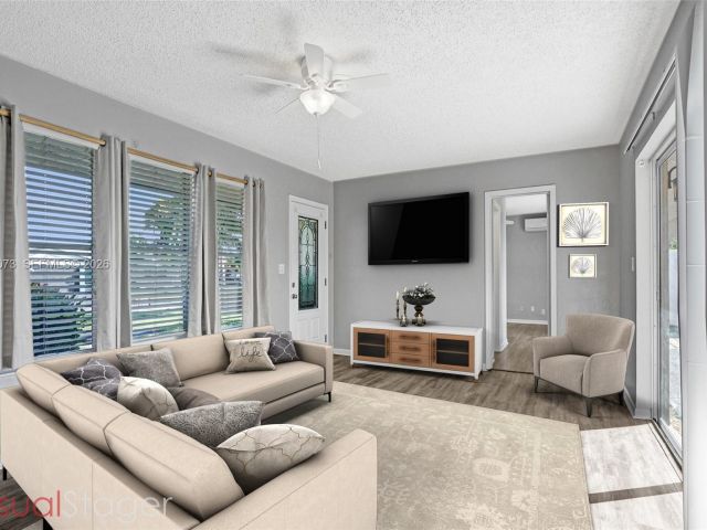 Home for rent at 949 SE 10th Ct - photo 7478550