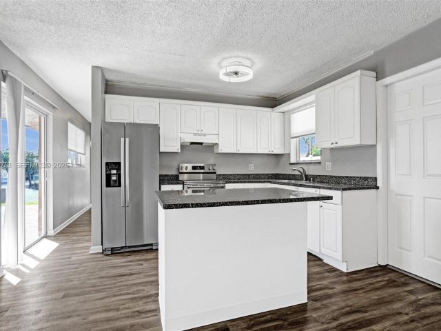 Home for rent at 949 SE 10th Ct - photo 7478555