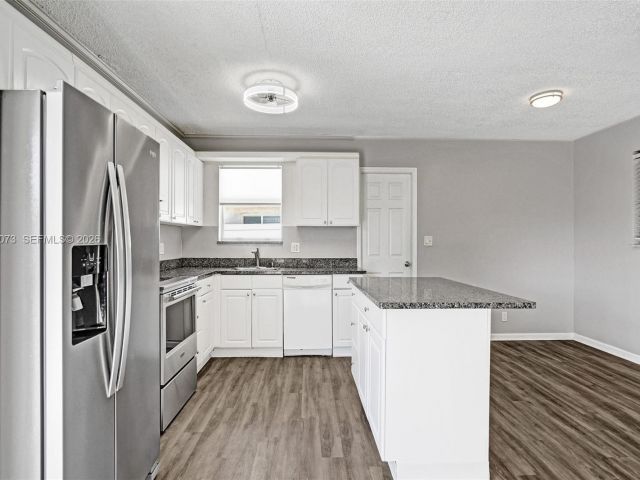 Home for rent at 949 SE 10th Ct - photo 7478556