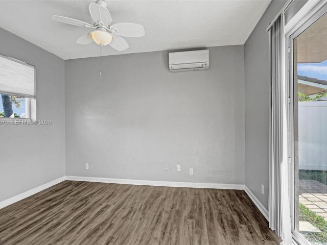 Home for rent at 949 SE 10th Ct - photo 7478558