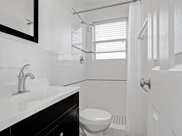 Home for rent at 949 SE 10th Ct - photo 7478561