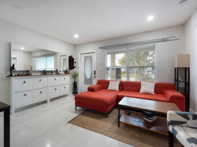 3-bedroom home for rent in Fort Lauderdale - 5224 NE 1st Ave - MondialRealty
