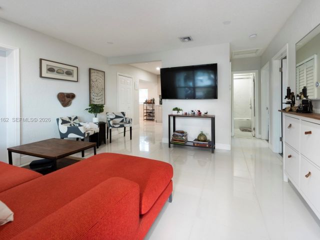3-bedroom home for rent in Fort Lauderdale - 5224 NE 1st Ave - MondialRealty